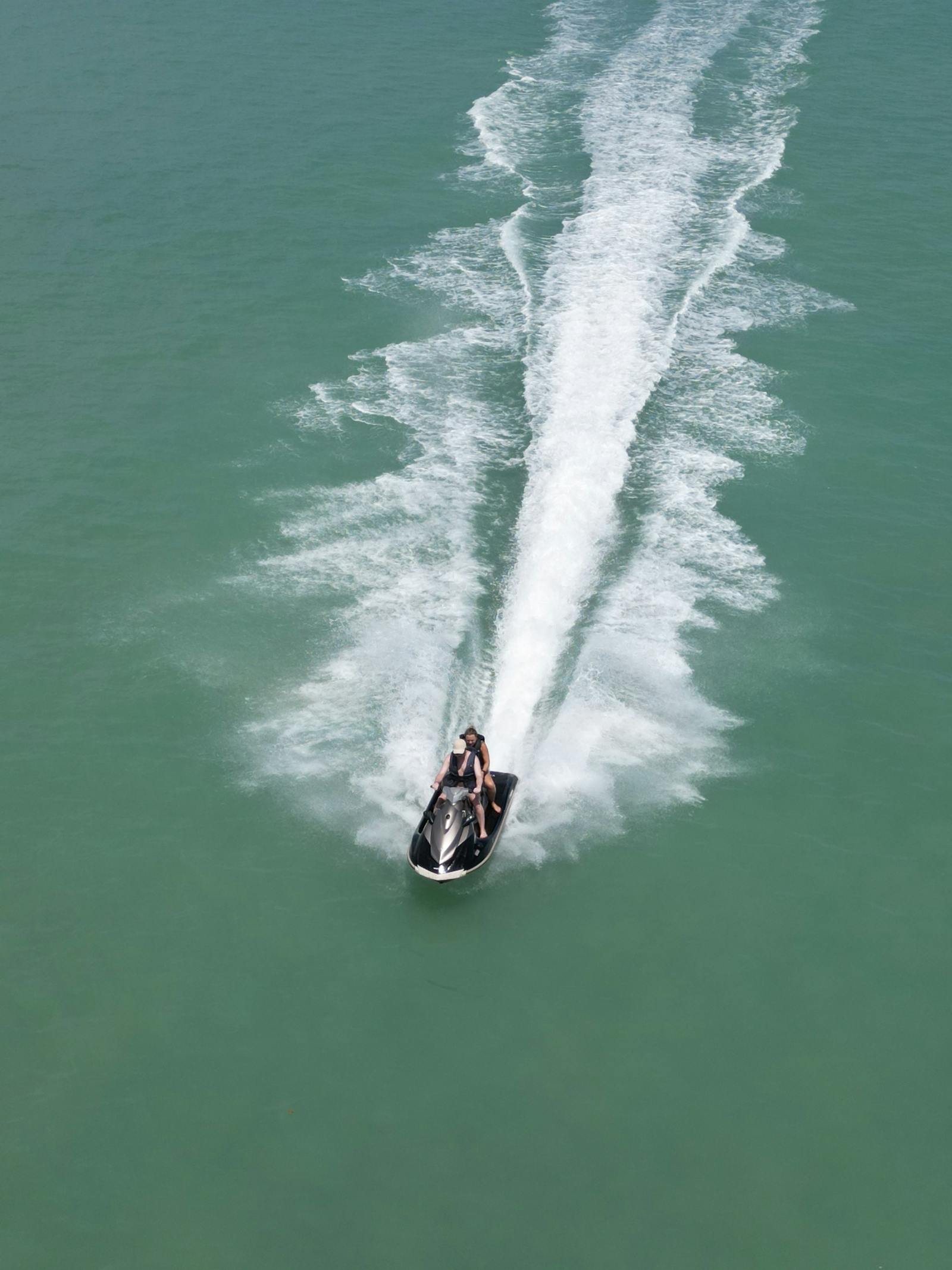 Moto de agua sobre aguas tranquilas