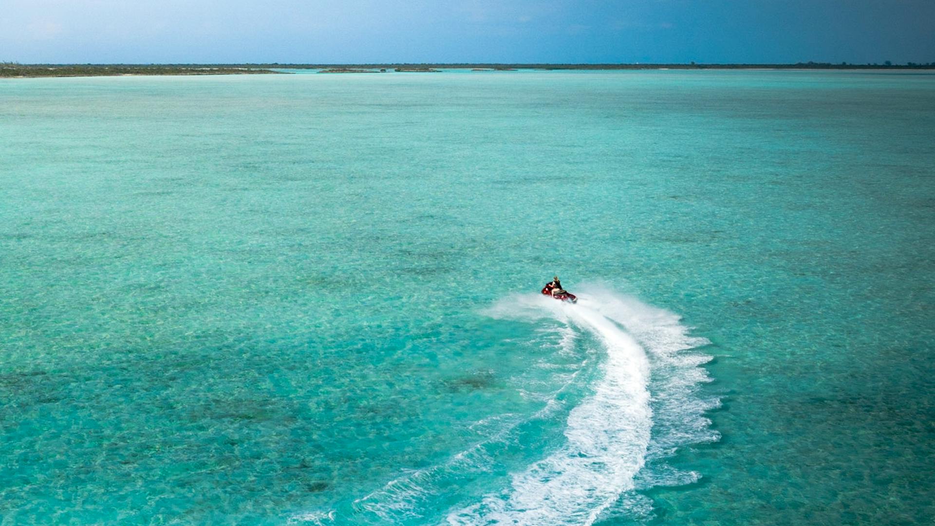 Moto de agua surcando la Bahía de Santander